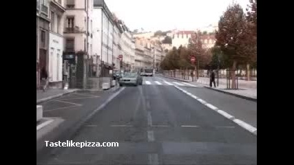 Автобус Се Преобръща Заради Глупак