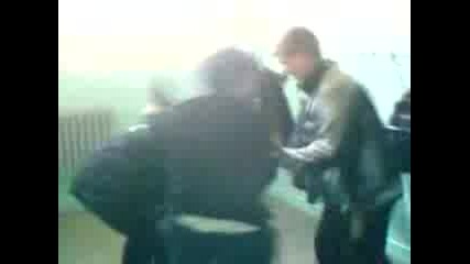 Двама Идиоти Се Бият2