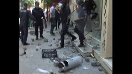 Феновете на Цска изпотрошиха сградата на Бфс