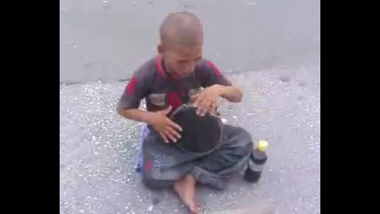 Ромче Пее На Улицата