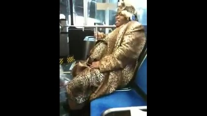 Чернокожа бабичка танцува в автобуса в 8 часа сутринта 