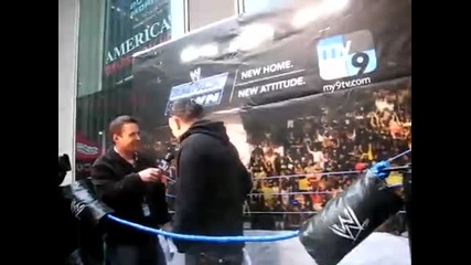 Jeff Hardy Заобиколен от фенове!както винаги! 