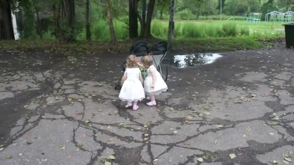 Малки близначки си правят шоу в локва
