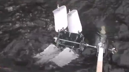 Новоизбретени гравитационно усилени турбини за понтонни Вец energy converter boosted by gravity