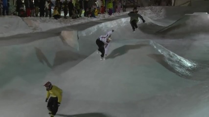 Каране на кънки в замръзнал скейт парк