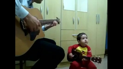 2-годишно дете пее с баща си Don't Let Me Down