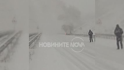 Кола гори на магистрала "Струма"