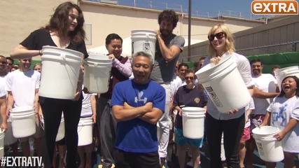 '2 Broke Girls' Cast Helps Wb Ceo Kevin Tsujihara Take the Als Ice Bucket Challenge