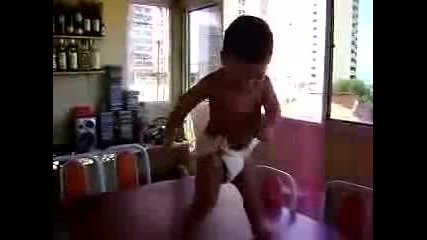 Бебе танцува самба страхотно