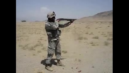 Американски Войник Стреля С Пушка 