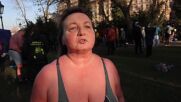 Стотици ентусиасти се включиха в леденото коледно плуване в река Вълтава (ВИДЕО)