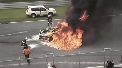 Ламборджини катастрофира и се запалва на писта