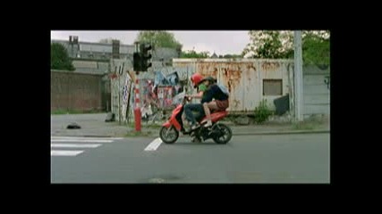 Жена Пада От Мотор