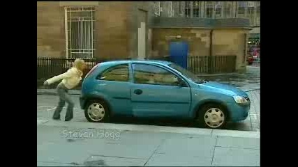 Това е истинска блондинка - секси и тъпа