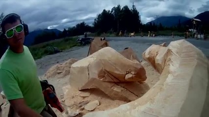 Мъж създава истински шедьовър от нарязано огромно дърво