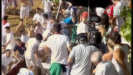 Un taureau saute dans le public 