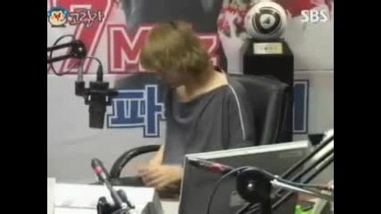 Young Street Heechul plays with his cat