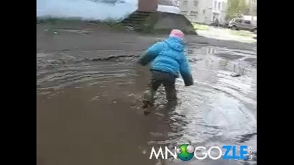 Дете играе в локва