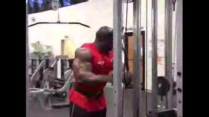 Не е като ronnie coleman но пак е машина ! 