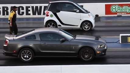 Smart автомобил срещу Mustang shelby