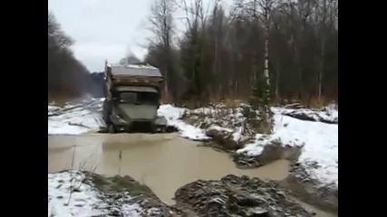 Russian vehicles crossing the river by tru Руски машини Пресичане на река с камион