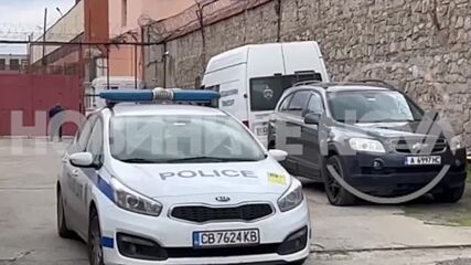 След гонка: Дрогиран шофьор се заби във вход на затвора в Бургас