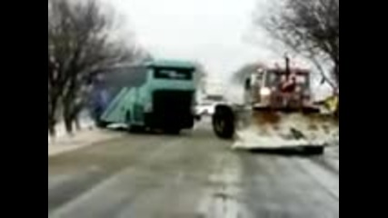 Снегорини спасяват автобус 