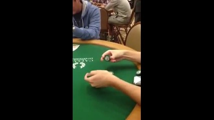 Супер трик с покер чипове! Дали не разсейва съперниците си?