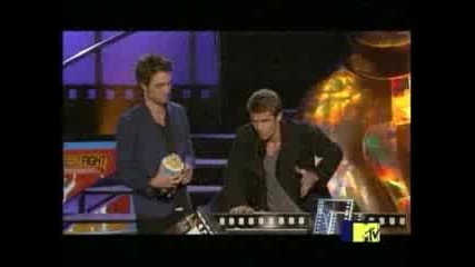 Robert Pattinson & Cam Gigandet Accepts Best Fight at Mtv Movie Award