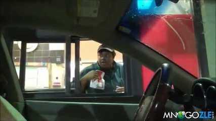 Кола с невидим шофьор си поръчва за ядене