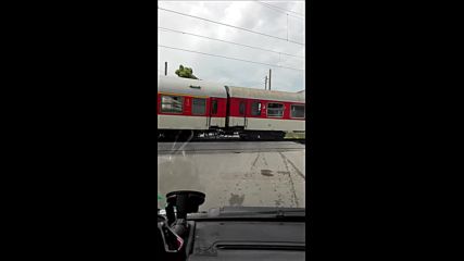Отново в Нови Искър преминава влак на вдигнати бариери