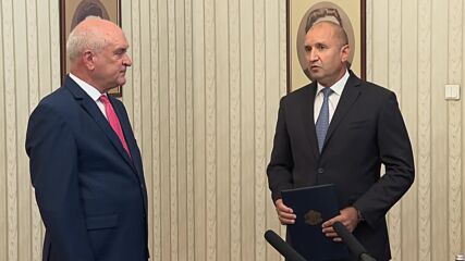 Румен Радев връчи втори служебен мандат на Димитър Главчев