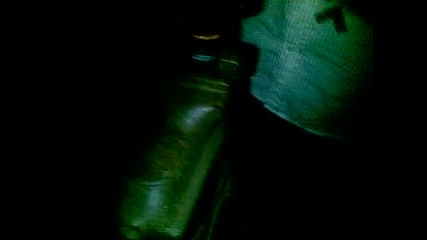 Как се отваря бутилка Блек Рам под сайвана! :d