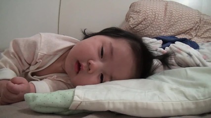 Бебче се смее на сън