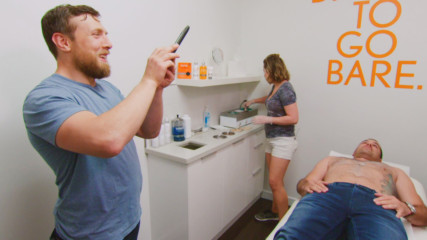 JJ Garcia has his chest waxed for Instagram: Total Bellas, Oct. 11, 2017