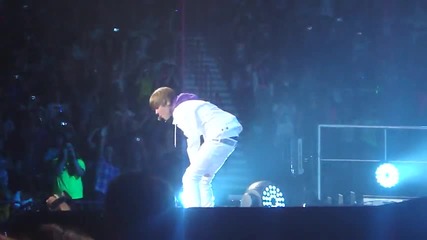 На живо! Justin Bieber - Love Me ( Молайн, Илинойс 2 юли 2010 ) 