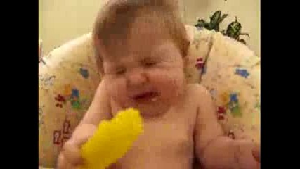 Смях!!!бебе Яде Лимон И Се Мръщи