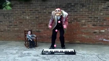 Уличен музикант прави невероятно представление