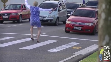 Луда бабичка на пешеходната пътека!