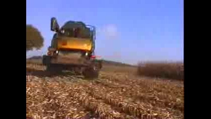 Жътва на царевица с комбайн New Holland CR9080