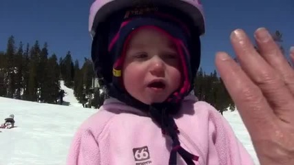 Момиченце на 1 год кара сноуборд 