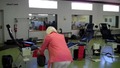 90 годишна жена се опитва да направи двойно задно салто