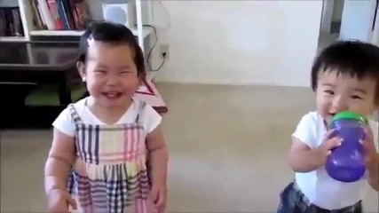 Топ 10 смешни бебета - не може да не се засмеете !