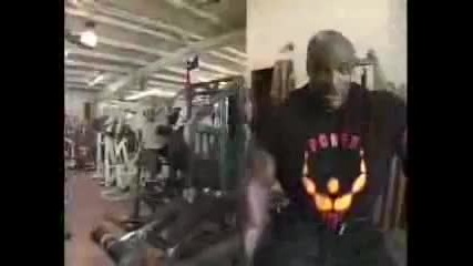Рони Колман тренира крака (1043 кг)