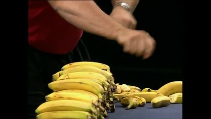Рекордите на гинес - най - много разделени на 2 банани за 1 минута 