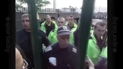Стюарди бият фен пред погледа на полицията