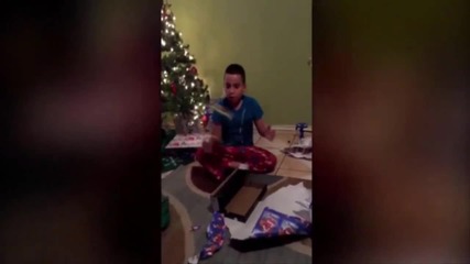 Хлапе не получи желания подарък и изпадна в истерия