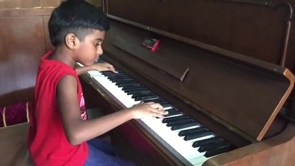 Дете, което ще ви изуми с уменията си на пиано!