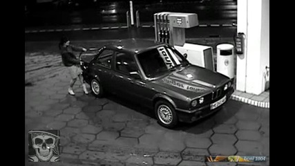 Мацка зарежда колата си на бензиностанция!