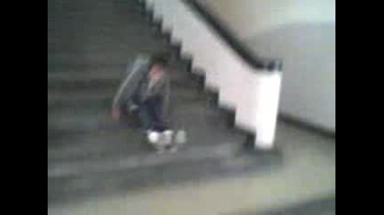 Смешен Начин За Слизане По Сталби